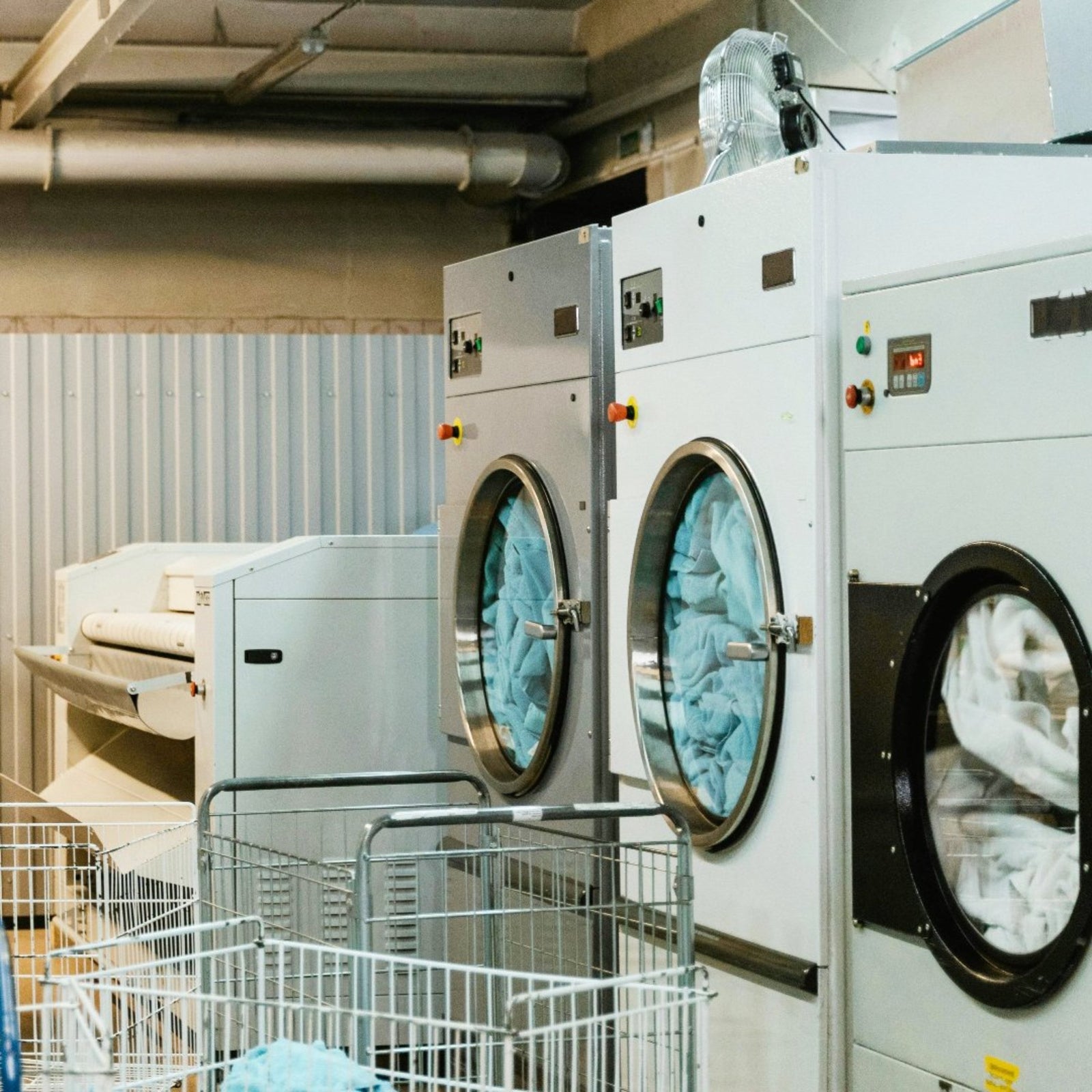 Waschmaschinen die eine Große menge Wäsche waschen.