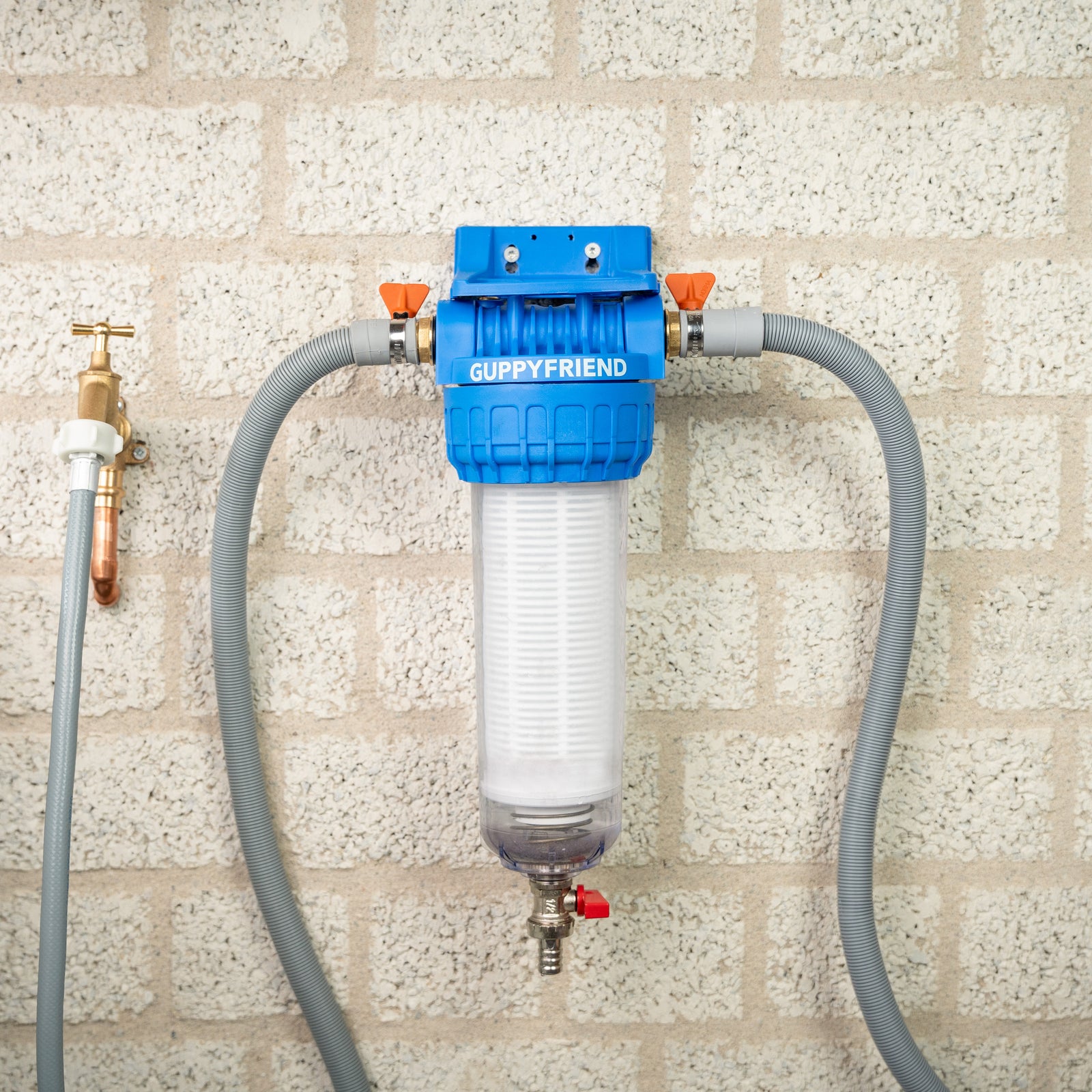 Schläuche die an das Guppyfriens Waschmaschinenfiltersysthem angeschlossen sind.